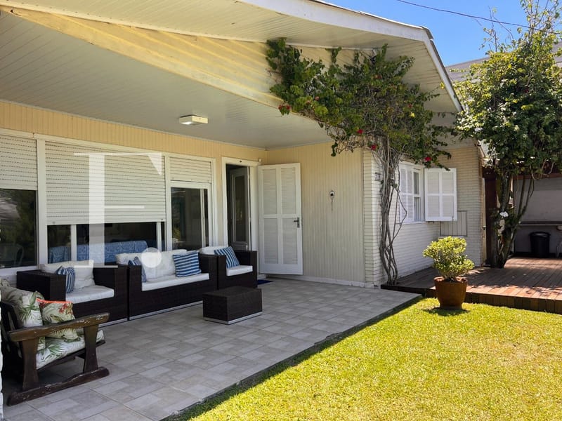 Casa com 122m², 4 dormitórios, 1 suíte, 2 vagas, no bairro Atlântida em Xangri-Lá