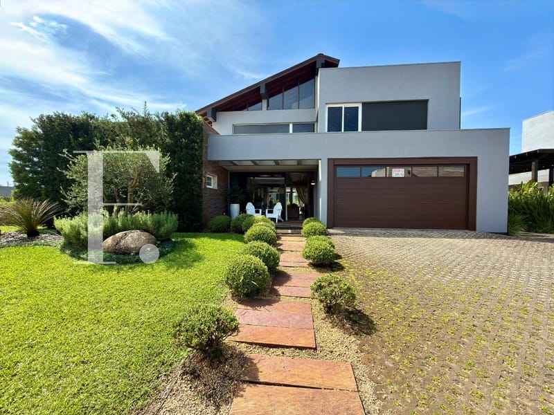 Sobrado com 370m², 6 dormitórios, 3 suítes, 2 vagas, Lagoa do Passo em Osório
