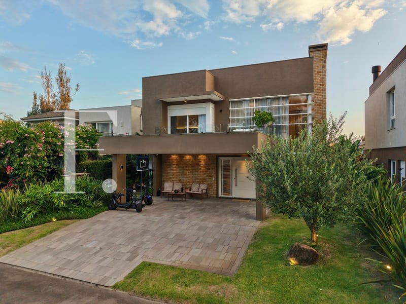 Sobrado com 240m², 4 dormitórios, 4 suítes, 2 vagas, Malibu em Xangri-Lá