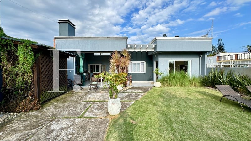 Casa com 90m², 3 dormitórios, 1 suíte, 2 vagas, no bairro Arpoador em Xangri-Lá