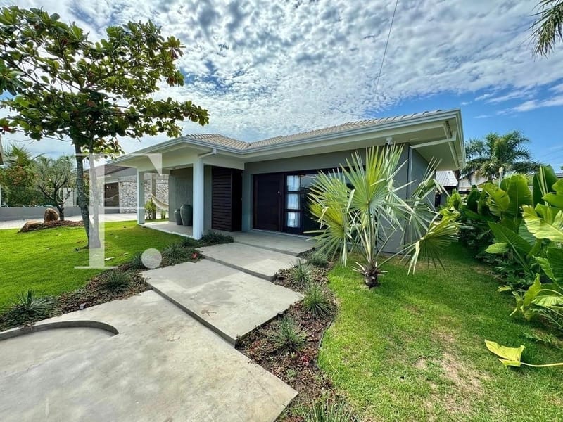 Casa com 190m², 5 dormitórios, 2 suítes, 2 vagas, no bairro Atlântida em Xangri-Lá