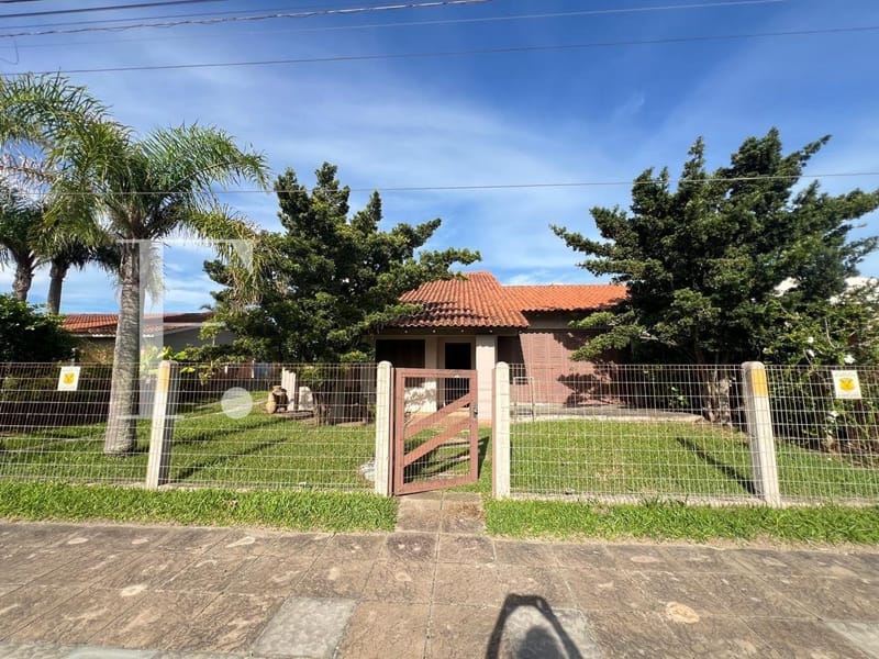 Casa com 179m², 3 dormitórios, 1 suíte, 2 vagas, no bairro Atlântida em Xangri-Lá