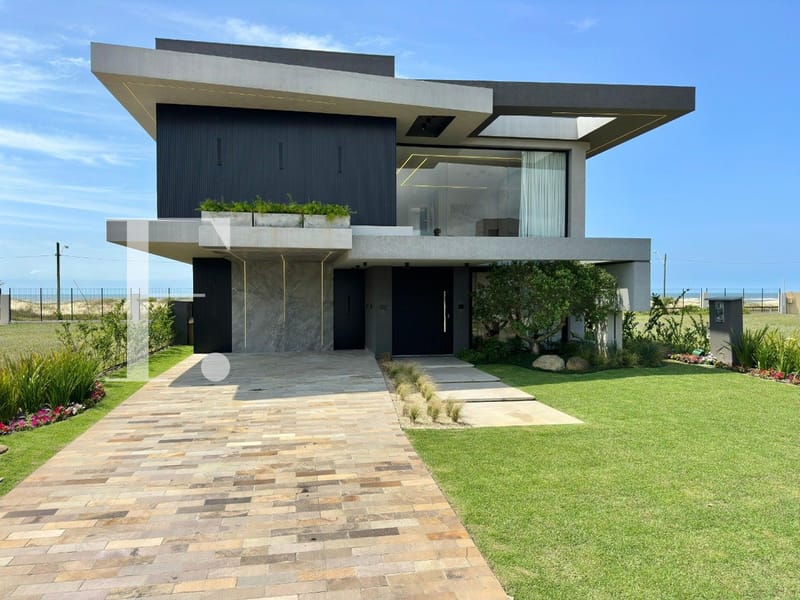 Sobrado com 380m², 5 dormitórios, 5 suítes, 2 vagas, Costa Serena em Capão da Canoa