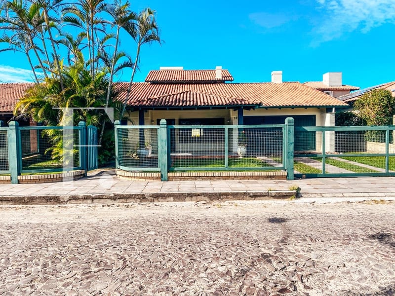 Casa com 246m², 5 dormitórios, 2 suítes, 2 vagas, no bairro Atlântida em Xangri-Lá