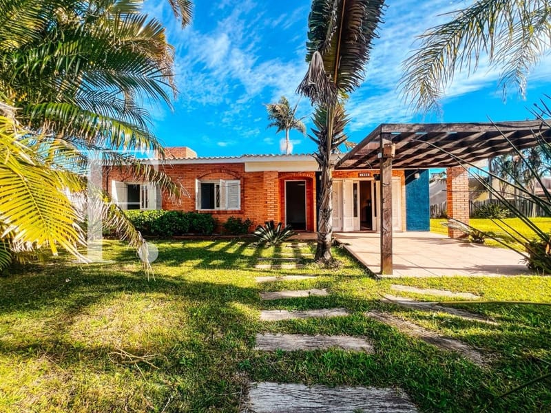 Casa com 140m², 3 dormitórios, 1 suíte, 4 vagas, no bairro Atlântida em Xangri-Lá