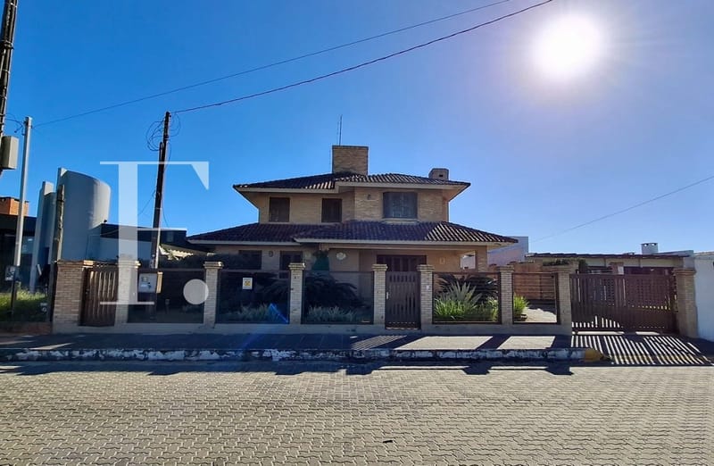 Sobrado com 356m², 6 dormitórios, 6 suítes, 2 vagas, no bairro Atlântida em Xangri-Lá
