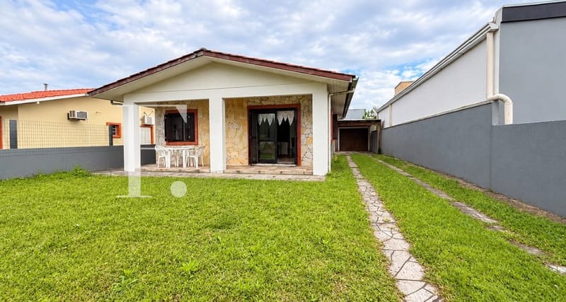 Casa com 136m², 2 dormitórios, 1 vaga, no bairro Rainha do Mar em Xangri-Lá