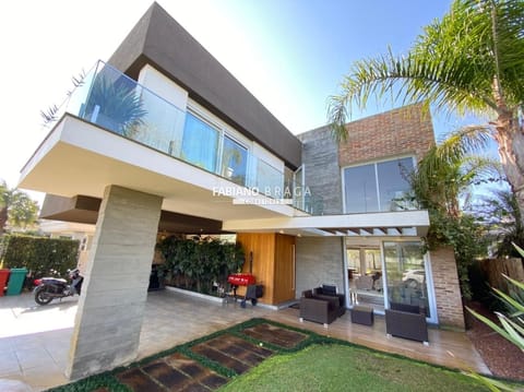 Sobrado com 401m², 6 dormitórios, 6 suítes, 4 vagas, Bosques de Atlântida em Xangri-Lá