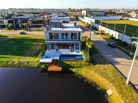 Sobrado com 390m², 5 dormitórios, 5 suítes, 4 vagas, Sense em Xangri-Lá
