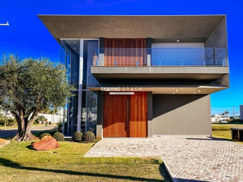 Sobrado com 390m², 5 dormitórios, 5 suítes, 4 vagas, Sense em Xangri-Lá