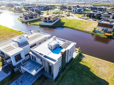 Sobrado com 400m², 5 dormitórios, 5 suítes, 4 vagas, Sense em Xangri-Lá