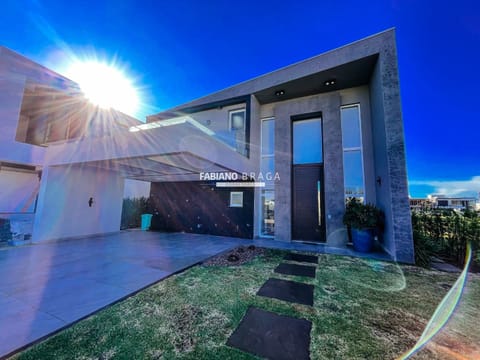 Sobrado com 400m², 5 dormitórios, 5 suítes, 4 vagas, Sense em Xangri-Lá