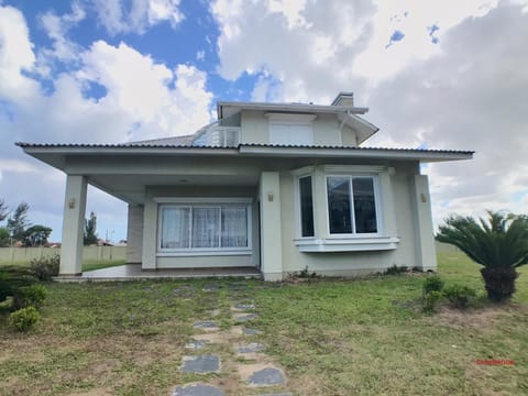 Sobrado com 274m², 4 dormitórios, 3 suítes, 2 vagas, Celebration em Xangri-Lá