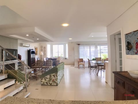 Sobrado com 274m², 4 dormitórios, 3 suítes, 2 vagas, Celebration em Xangri-Lá