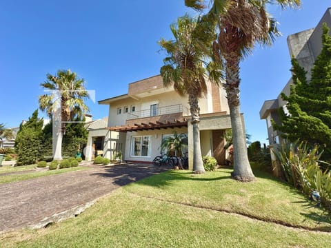 Sobrado com 304m², 4 dormitórios, 4 suítes, 2 vagas, Ventura em Xangri-Lá