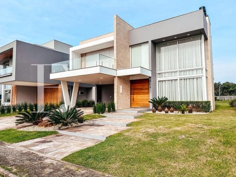 Sobrado com 309m², 4 dormitórios, 4 suítes, 2 vagas, Capão Ilhas Resort em Capão da Canoa