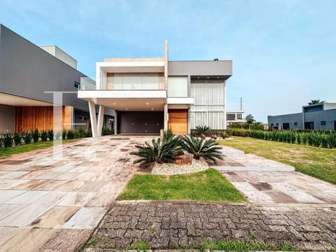 Sobrado com 309m², 4 dormitórios, 4 suítes, 2 vagas, Capão Ilhas Resort em Capão da Canoa