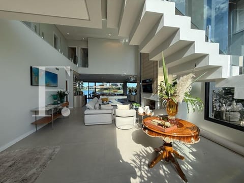 Sobrado com 450m², 5 dormitórios, 5 suítes, 2 vagas, Sense em Xangri-Lá