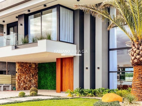Sobrado com 495m², 5 dormitórios, 5 suítes, 4 vagas, Sense em Xangri-Lá