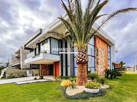 Sobrado com 495m², 5 dormitórios, 5 suítes, 4 vagas, Sense em Xangri-Lá