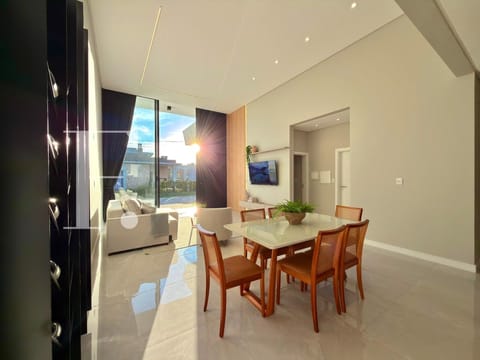 Casa Condomínio com 155m², 4 dormitórios, 4 suítes, 2 vagas, Sunset em Xangri-Lá