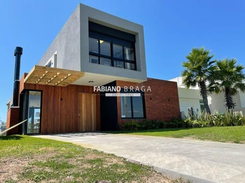 Sobrado com 187m², 4 dormitórios, 4 suítes, 2 vagas, Riviera em Xangri-Lá