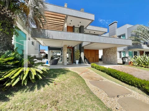 Sobrado com 345m², 4 dormitórios, 4 suítes, 2 vagas, Malibu em Xangri-Lá