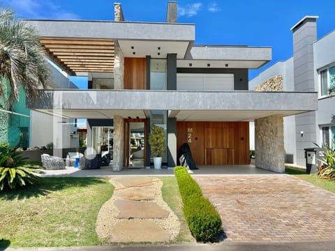 Sobrado com 345m², 4 dormitórios, 4 suítes, 2 vagas, Malibu em Xangri-Lá