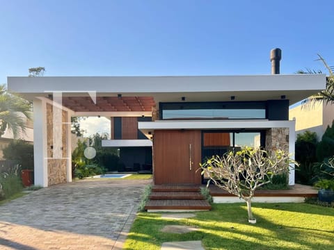 Sobrado com 230m², 4 dormitórios, 4 suítes, 4 vagas, Villaggio em Xangri-Lá