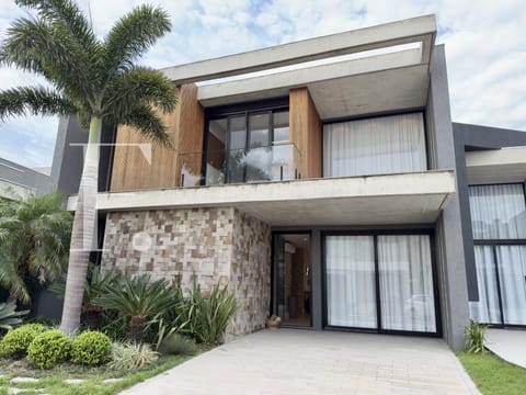Sobrado com 240m², 4 dormitórios, 4 suítes, 3 vagas, Sunset em Xangri-Lá