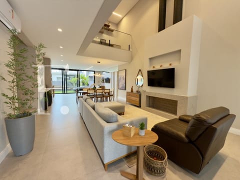 Sobrado com 240m², 4 dormitórios, 4 suítes, 3 vagas, Sunset em Xangri-Lá