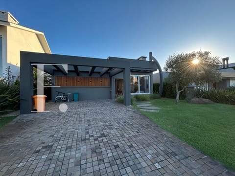 Casa Condomínio com 202m², 3 dormitórios, 3 suítes, 4 vagas, Enseada Lagos em Xangri-Lá