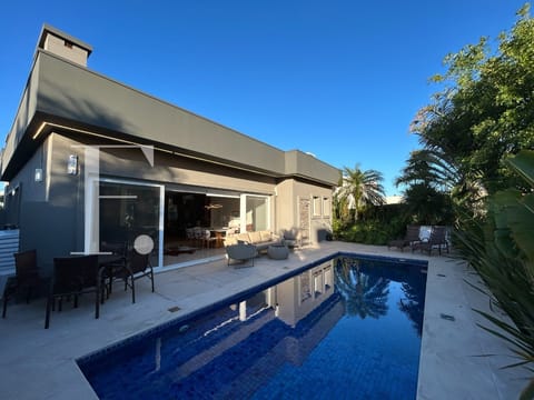 Casa Condomínio com 202m², 3 dormitórios, 3 suítes, 4 vagas, Enseada Lagos em Xangri-Lá