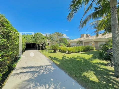 Casa com 187m², 4 dormitórios, 2 suítes, 4 vagas, no bairro Atlântida em Xangri-Lá