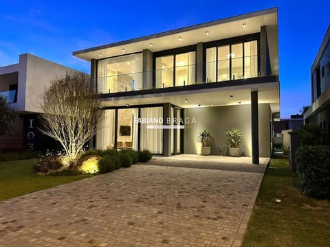 Sobrado com 382m², 4 dormitórios, 4 suítes, 2 vagas, Sense em Xangri-Lá