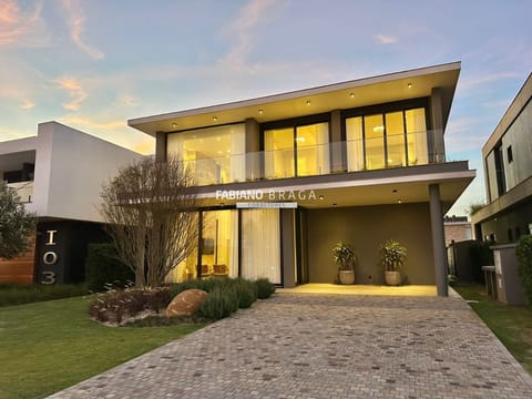Sobrado com 382m², 4 dormitórios, 4 suítes, 2 vagas, Sense em Xangri-Lá
