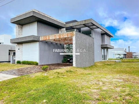 Sobrado com 182m², 6 dormitórios, 6 suítes, 2 vagas, Riviera em Xangri-Lá