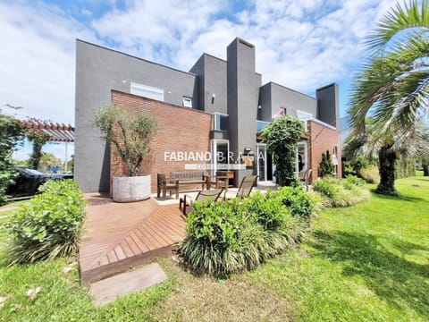 Sobrado com 220m², 4 dormitórios, 3 suítes, 2 vagas, Acqualina em Xangri-Lá