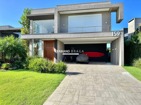 Sobrado com 393m², 5 dormitórios, 5 suítes, 3 vagas, Enseada Lagos em Xangri-Lá