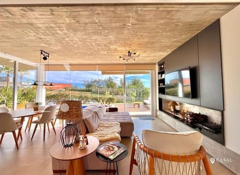 Sobrado com 300m², 3 dormitórios, 3 suítes, 2 vagas, Celebration em Xangri-Lá