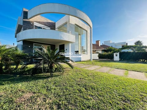 Sobrado com 240m², 3 dormitórios, 3 suítes, 2 vagas, Quintas do Lago em Xangri-Lá