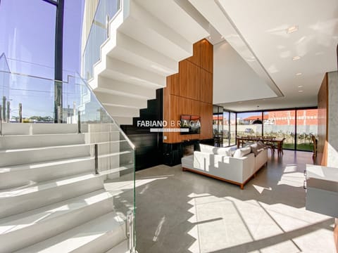 Sobrado com 258m², 4 dormitórios, 4 suítes, 2 vagas, Sunset em Xangri-Lá