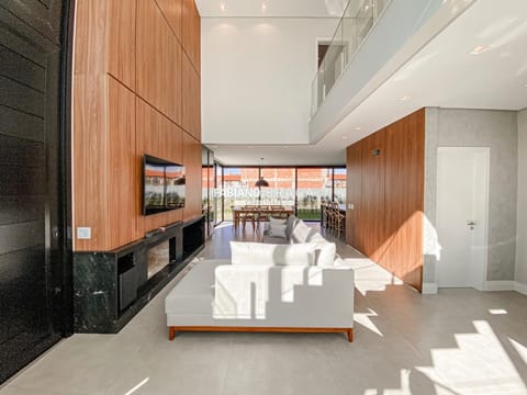 Sobrado com 258m², 4 dormitórios, 4 suítes, 2 vagas, Sunset em Xangri-Lá