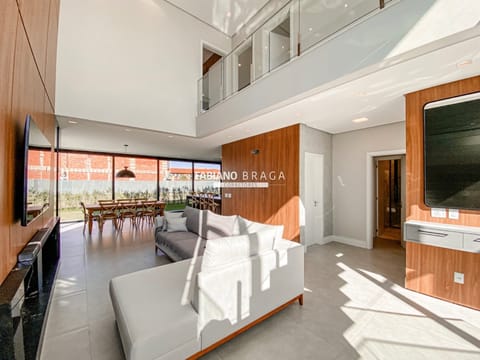 Sobrado com 258m², 4 dormitórios, 4 suítes, 2 vagas, Sunset em Xangri-Lá