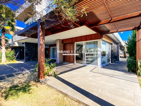 Sobrado com 395m², 5 dormitórios, 5 suítes, Playa Vista em Xangri-Lá