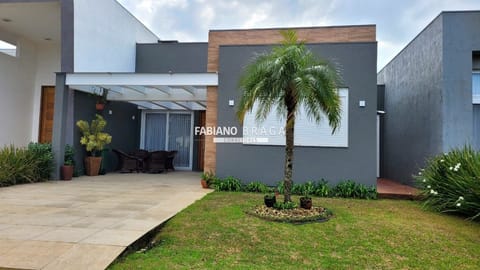 Casa Condomínio com 142m², 3 dormitórios, 3 suítes, 2 vagas, Las Palmas em Xangri-Lá