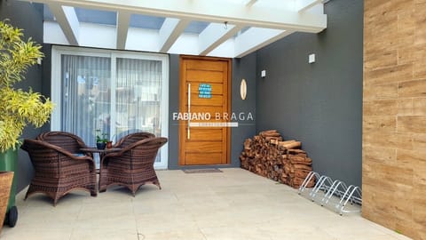 Casa Condomínio com 142m², 3 dormitórios, 3 suítes, 2 vagas, Las Palmas em Xangri-Lá