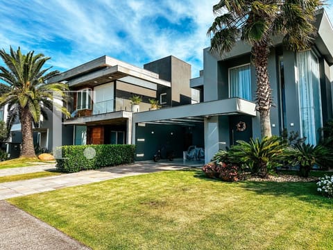 Sobrado com 230m², 4 dormitórios, 4 suítes, 2 vagas, Capão Ilhas Resort em Capão da Canoa