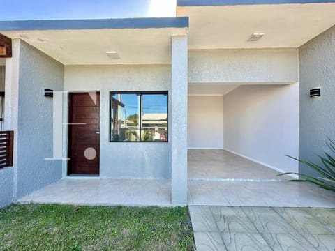 Casa com 96m², 2 dormitórios, 1 suíte, no bairro Centro em Xangri-Lá