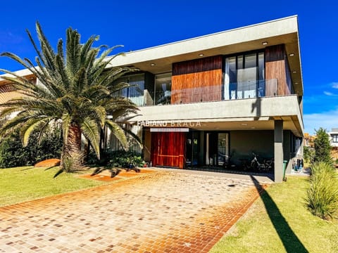 Sobrado com 468m², 6 dormitórios, 6 suítes, 2 vagas, Sense em Xangri-Lá